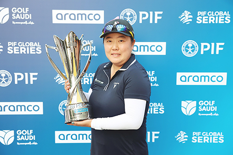 ◎ 劉端欣在深圳舉行的女子高球賽捧杯。