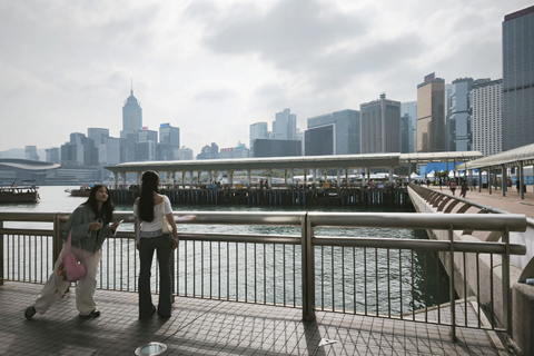 ◎ 十一月九日,香港中環海濱。當天香港天文台表示,會在明日中午後發出一號戒備信號,會視乎熱帶氣旋鳳凰的強度變化、其與香港的距離及本地風力情況,評估是否需要在星期二改發更高熱帶氣旋警告信號。(香港中通社圖片)