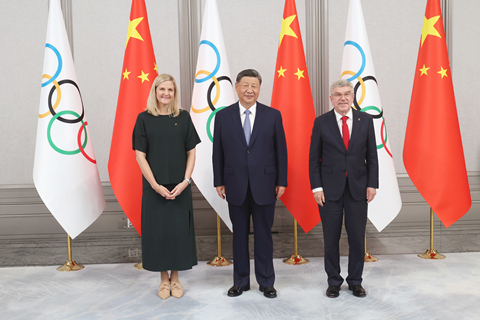 ◎ 十一月九日下午,中國國家主席習近平在廣州白雲國際會議中心會見來華出席第十五屆全國運動會開幕式的國際奧委會主席考文垂和終身名譽主席巴赫。(中新社記者 盛佳鵬 攝)