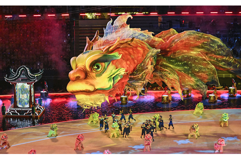 ◎ 十一月九日,演員在開幕式現場表演。(新華社記者 李鑫 攝)