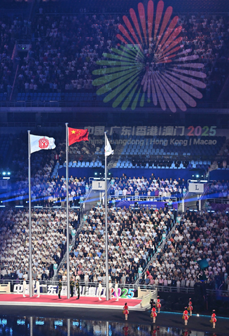 ◎ 這是十一月九日在開幕式上拍攝的中華人民共和國國旗、中華人民共和國運動會會旗和第十五屆全國運動會會旗。(新華社記者 李鑫 攝)