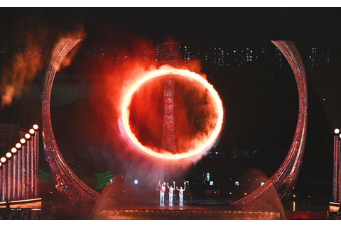 ◎ 十一月九日,火炬手蘇炳添(中)、張家朗(左)、李禕點燃主火炬後向觀眾致意。當日,第十五屆全國運動會開幕式在廣東奧林匹克體育中心舉行。(新華社記者黃偉攝)