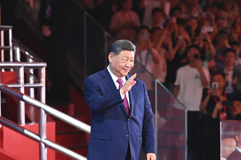 ◎ 十一月九日晚,中共中央總書記、國家主席、中央軍委主席習近平在廣東省廣州市出席中華人民共和國第十五屆運動會開幕式並宣佈運動會開幕。這是習近平在主席台上向大家揮手致意。(新華社記者 謝環馳 攝)