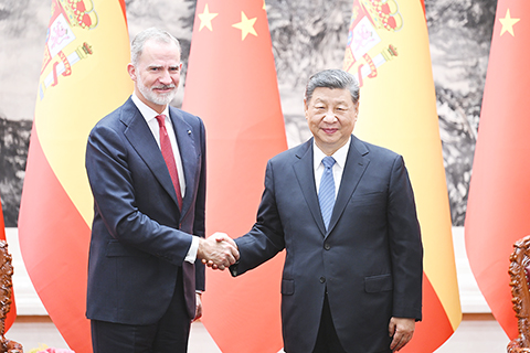 ◎十一月十二日上午,中國國家主席習近平在北京人民大會堂會見來華進行國事訪問的西班牙國王費利佩六世。會見後,兩國元首共同見證簽署經貿、科技、教育等領域十份合作文件。(中新社記者 田雨昊 攝)