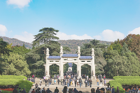 ◎ 十一月十二日,民眾參觀南京中山陵。當日是孫中山先生誕辰一百五十九周年紀念日。(中新社記者 泱波 攝)