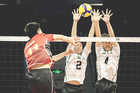 ◎ 十一月十二日,澳門隊球員郭天宇(中)、吳偉棋(右)在比賽中攔網。在廣州進行的第十五屆全國運動會排球男子十八歲以下組小組賽中,山東隊三比0戰勝澳門隊。(新華社記者 江漢 攝)