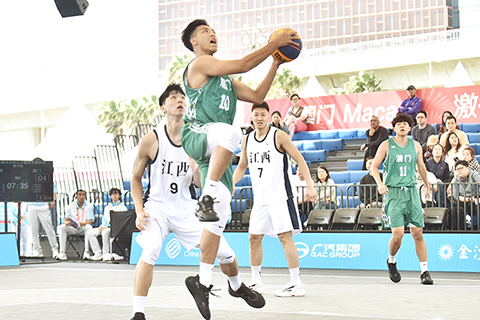 ◎ 三人男籃澳門曾譜誠上籃得分。