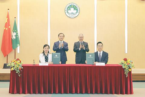 ◎ 行政長官岑浩輝與北京市市長殷勇共同見證《澳門特別行政區政府經濟及科技發展局與中關村發展集團合作備忘錄》的簽署儀式。