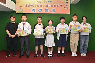 本報郭寶珈副總編輯(左一)頒獎予第一季度寫作組優良獎得主