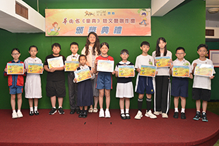 福建學校吳婷婷老師(右一)頒獎予第一季度繪畫組優良獎得主