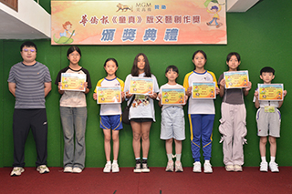 本報馮奕明《童真》版編輯(右一)頒獎予第二季度寫作組優良獎得主