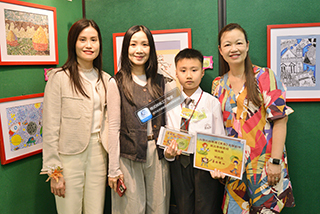 鄭秀明社長(右二)、美高梅社會事務邵碧玲總監(左一)與得獎小朋友及家長合照留念