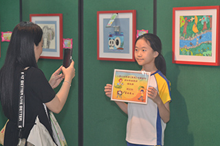 家長們為得獎子女拍照留念