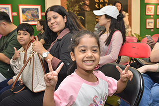 獲獎同學與得獎作品及家人合照留念