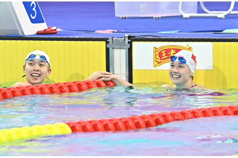 ◎ 十一月十五日,第十五屆全國運動會游泳女子一百米自由泳決賽在深圳大運中心游泳館舉行。香港選手何詩蓓奪得冠軍。圖為何詩蓓(右)與獲得亞軍的山東隊選手楊浚瑄在比賽後握手致意。(中新社記者韋亮 攝)