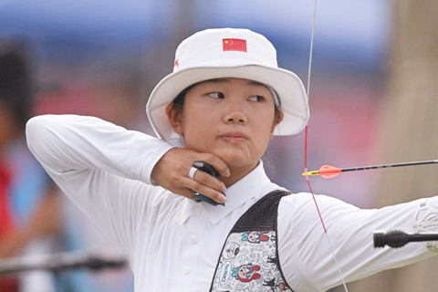 ◎ 十一月十五日,山東隊選手于淇在比賽中。最終,山東隊六比二戰勝內蒙古隊。全國運動會女子反曲弓團體1/8淘汰賽在深圳舉行。(新華社記者張龍 攝)