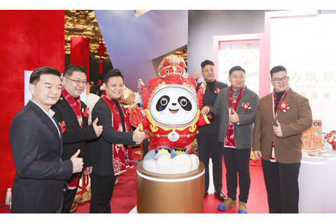 ◎ 十一月十四日,北京冬奧會吉祥物「冰墩墩」特別紀念版──「馬墩墩」系列產品在北京發佈。授權產品涵蓋毛絨、擺件、徽章、冰箱貼、陶瓷、鑰匙扣、明信片、貴金屬、抱枕等近百款產品。圖為參會嘉賓與「馬墩墩」合影。(中新社記者 賈天勇 攝)