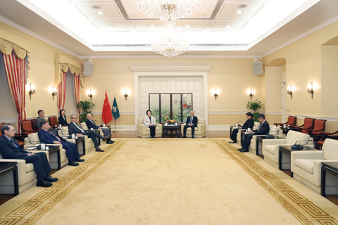 ◎ 行政長官岑浩輝會見澳門日報讀者公益基金會領導層一行。