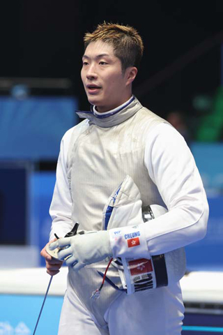 ◎ 十一月十六日,第十五屆全國運動會男子花劍個人比賽在香港啟德體藝館舉行。在銅牌爭奪賽中,香港選手張家朗擊敗以個人身份參賽的曾昭然,奪得銅牌。(香港中通社記者 謝光磊 攝)