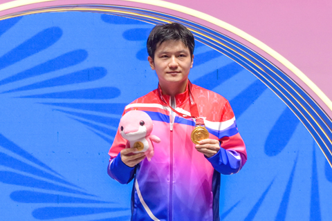 ◎ 十一月十六日,第十五屆全國運動會乒乓球男子單打金牌賽在澳門銀河綜藝館舉行。上海隊選手樊振東以四比一戰勝海南隊選手林詩棟,奪得金牌。圖為樊振東。(中新社記者 陳永諾 攝)