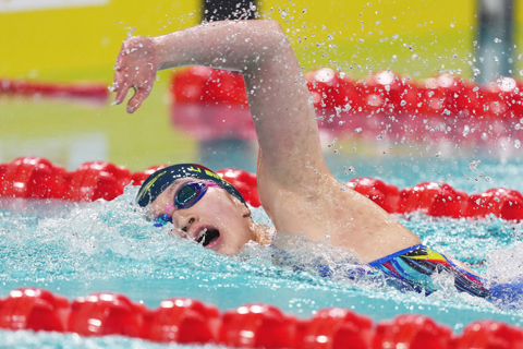◎ 十一月十六日,河北隊選手李冰潔在比賽中。她最終奪得冠軍。第十五屆全國運動會游泳女子八百米自由泳決賽在深圳舉行。(新華社記者 夏一方 攝)