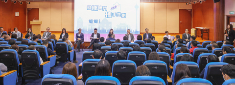 ◎ 衛生局代表和與會者作深入互動交流。