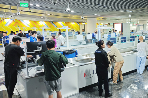 ◎ 澳門國際機場客運大樓已開通七條新智能安檢通道、,有效縮短旅客安檢等候時間。
