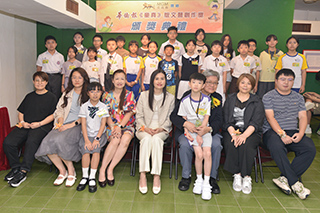 本報執行董事趙鳳韶與各嘉賓及二零二四年度第四季度各得獎同學合照