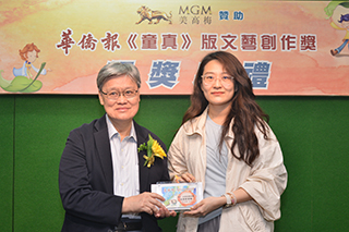 本報總編輯梁智生(左)致送紀念品予吳紫妍老師(右)