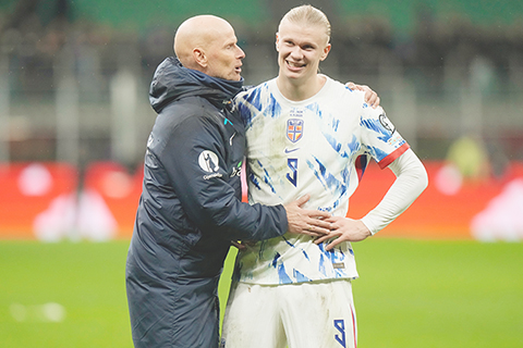 ◎ 一月十六日,挪威隊埃爾林·夏蘭特(右)和主教練斯塔萊·索爾巴肯在意大利米蘭舉行的2026年世界盃第一組預選賽意大利和挪威足球賽後慶祝。(美聯社/盧卡·布魯諾)