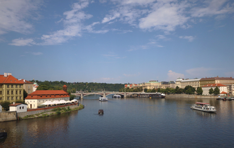 連接了布拉格的舊城和小城的新橋