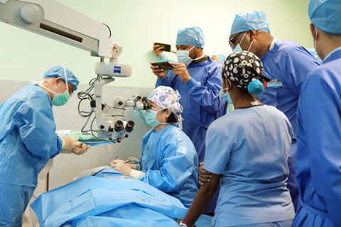 ◎ 在斐濟首都蘇瓦殖民戰爭紀念醫院,陳偉蓉教授為白內障患者瓦羅穆埃實施手術。