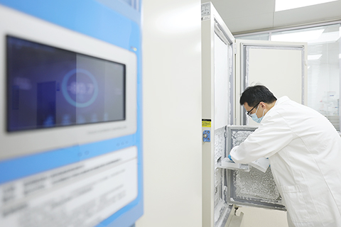 ◎ 八月十八日,科研人員在北京麋鹿苑內的麋鹿國家保護研究中心內工作。