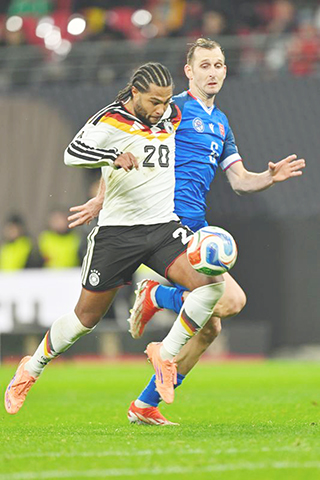 ◎ 白衣德足入波功臣格納比昨役拼勁十足。(新華社發)