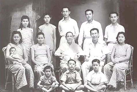 李月美(第二排左一)與家人的合照。(尹鳳娥 供圖)