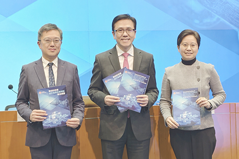 ◎ 十一月二十日,香港特區政府公佈《新田科技城創科產業發展規劃概念綱要》。創新科技及工業局局長孫東(左二)在當天的記者會上介紹綱要内容,創新科技及工業局常任秘書長蔡傑銘(左一)和創新科技及工業局副秘書長鄭嘉慧(左三)亦有出席。(香港中通社記者梁嘉軒 攝)