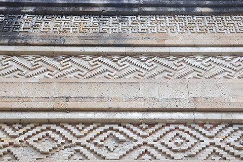 ◎ 這是九月十七日在墨西哥瓦哈卡州米特拉遺址拍攝的幾何石材拼嵌裝飾。