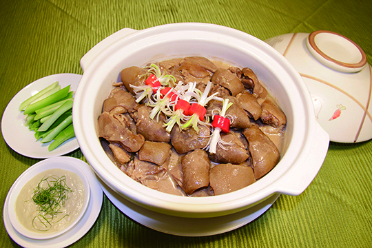 ◎ 秘製枝竹黑草羊腩煲。