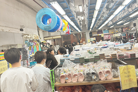 ◎ 今日開始有多間學校正式換冬季校服,昨日仍有家長為子女購買冬季校服。