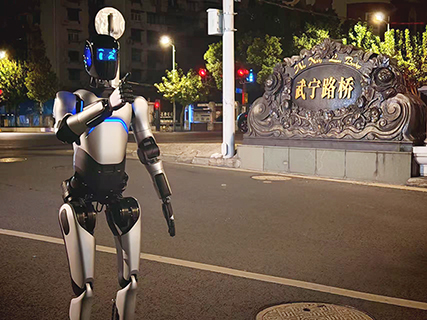 11月12日,智元遠征A2機器人途經上海武寧路橋。(智元機器人 供圖)