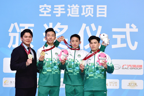 ◎ 澳門理工學生方文浩(右一)及隊友奪得十五運澳門首金。(澳門體育局圖片)