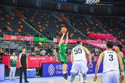 ◎ 澳門理工學生吳榮鵬(上)代表澳門出戰全運籃球賽。