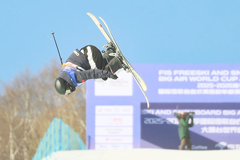 ◎ 十一月二十八日,中國選手劉夢婷在自由式滑雪女子大跳台資格賽中。最終,她晉級決賽。國際雪聯自由式滑雪大跳台世界盃雲頂站資格賽在河北張家口市崇禮區雲頂滑雪場舉行。(新華社發 武殿森 攝)