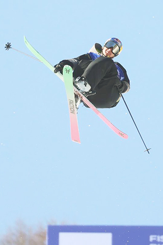 ◎ 十一月二十八日,美國選手馬克·福漢德在自由式滑雪男子大跳台資格賽中抓板。最終,他以男子第一組第二名的成績晉級決賽。國際雪聯自由式滑雪大跳台世界盃雲頂站資格賽在河北張家口市崇禮區雲頂滑雪場舉行。(新華社發 武殿森 攝)