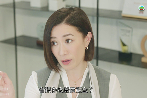 ◎ 阿佘在《新聞2》中十分專業。