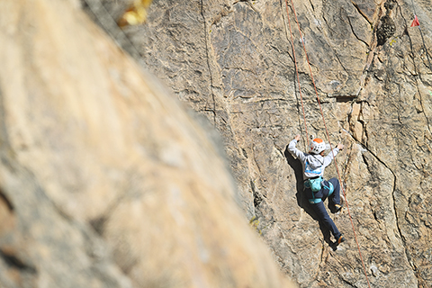 ◎ 十一月二十九日,西藏自治區攀岩自然岩壁公開賽在拉薩市奪底溝吉倉自然岩壁場地開賽。圖為選手在比賽中。(中新社記者 貢嘎來松 攝)
