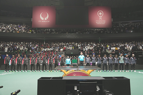 ◎ 十一月三十日,成都國際乒聯混團世界杯揭幕戰賽前,全場為香港火災罹難者默哀。(中新社記者 安源 攝)