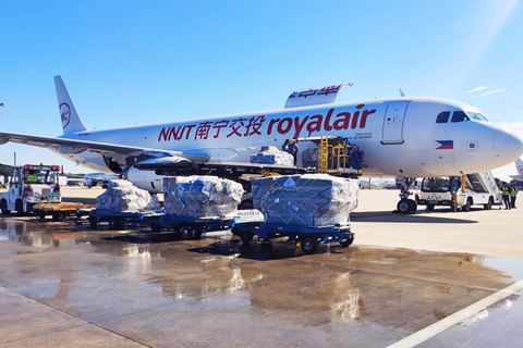 機場工作人員正在將貨物裝運上飛機。(中新社記者 黃艶梅 攝)