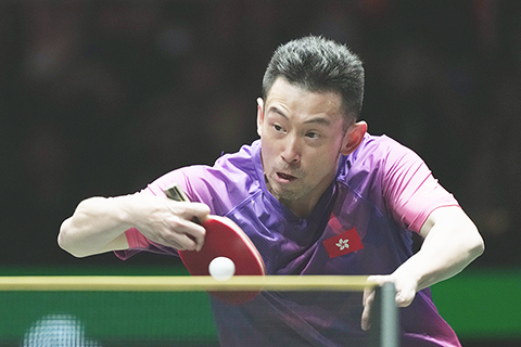 ◎十二月一日晚,中國香港隊黃鎮廷在成都混團世界杯比賽中。(中新社記者安源 攝)