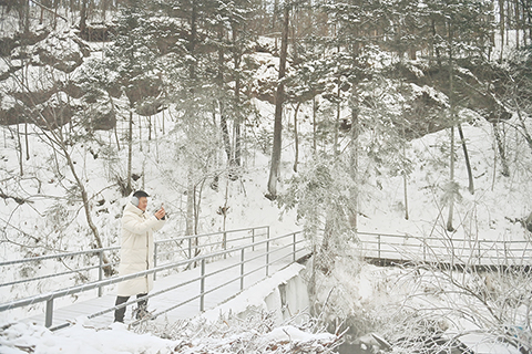 ◎ 十二月三日,吉林長白山銀裝素裹,眾多遊客在此體驗獨特的冰雪之美。新一年冰雪季到來,長白山旅遊持續升溫。遊客漫步雪原,賞景拍照,或圍爐閑話、烹茶觀雪,沉浸式感受冬日魅力。(中新社記者 張瑤 攝)